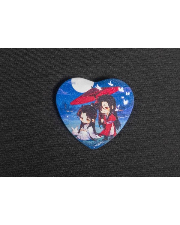 Значок металлический "Благословение небожителей. Чиби под зонтом. Сердце"