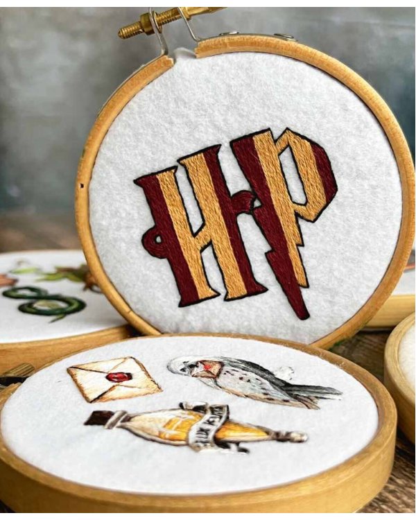 Школа вышивки для поттероманов. 28 магических сюжетов для вышивки гладью из вселенной Гарри Поттера. Неофициальная книга