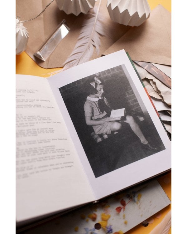 Вайолет, склонившаяся над травою