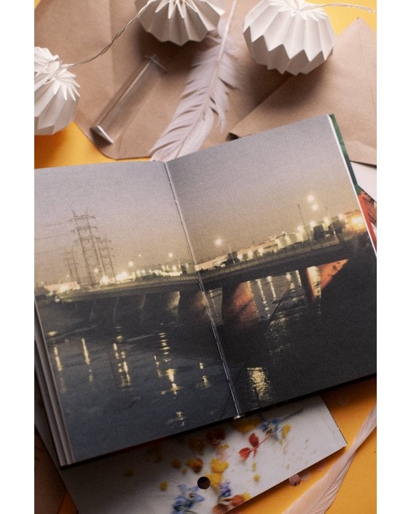 Вайолет, склонившаяся над травою