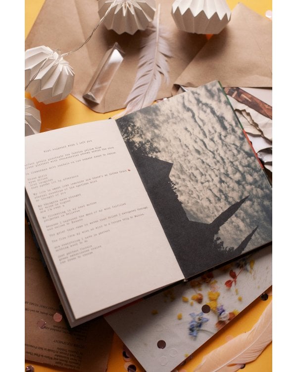 Вайолет, склонившаяся над травою