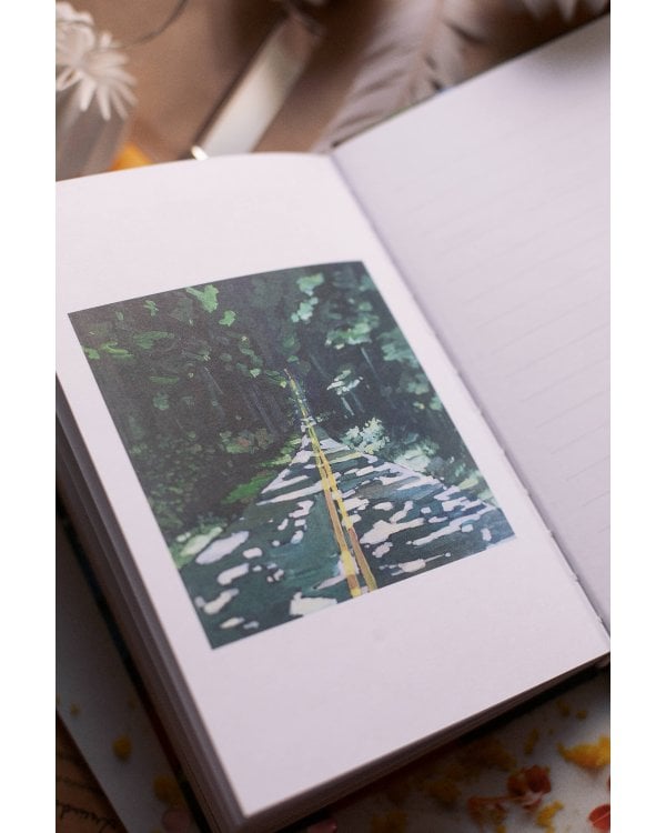 Вайолет, склонившаяся над травою