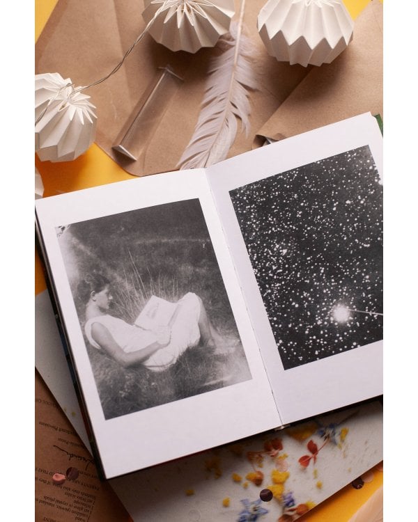 Вайолет, склонившаяся над травою