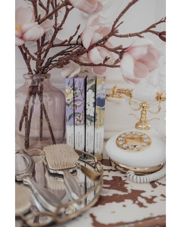 Вдали от обезумевшей толпы