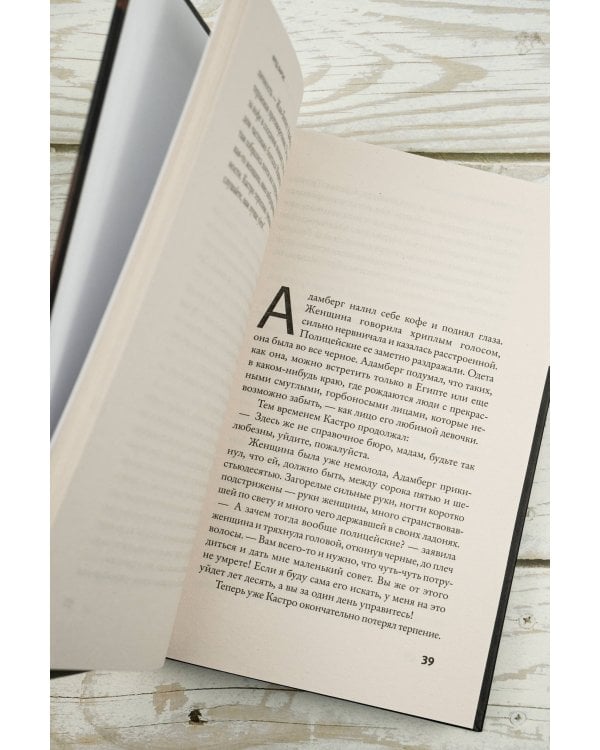 Человек, рисующий синие круги