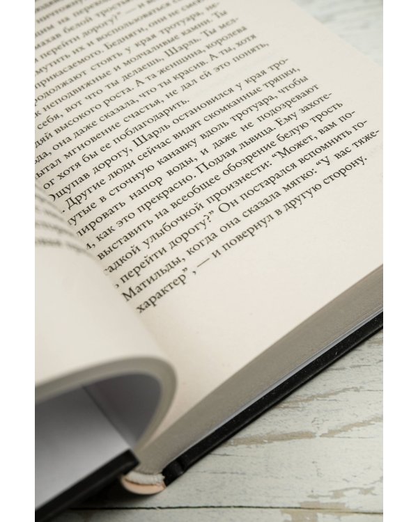 Человек, рисующий синие круги