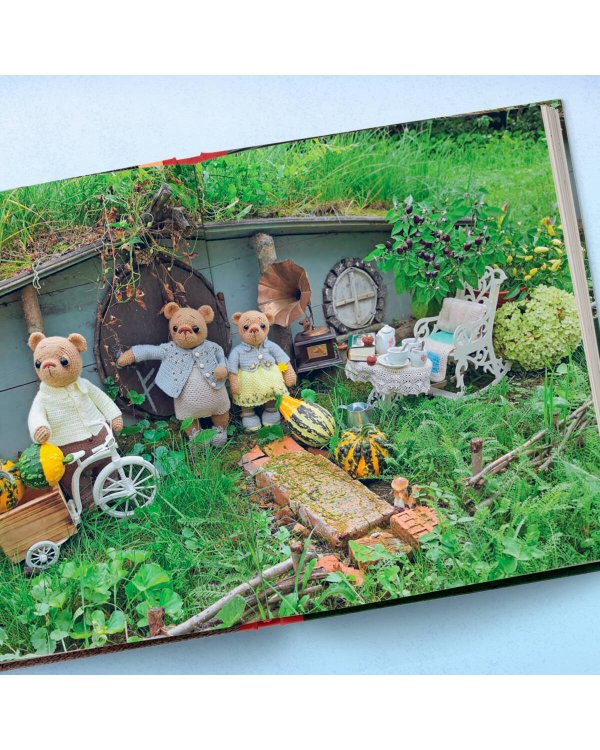 Дом вязаных Мишек. Истории о вязании крючком настоящих медведей, их красивой одежды, об их теплом доме и любящей семье