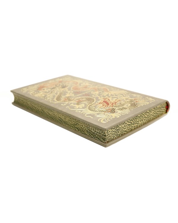 Сунь-Цзы. Искусство побеждать. В переводе и с комментариями Б. Виногродского. Книга в коллекционном кожаном переплете ручной работы красочным тиснением и торшонированными обрезами.