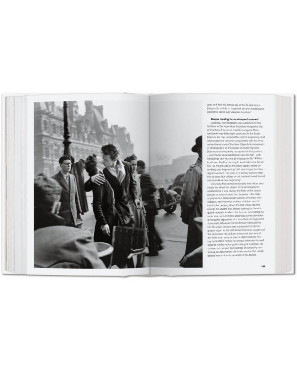 Photo Icons. 50 Landmark Photographs and Their Stories Иконы фотографии 50 знаковых фотографий и их истории /Книги на английском языке