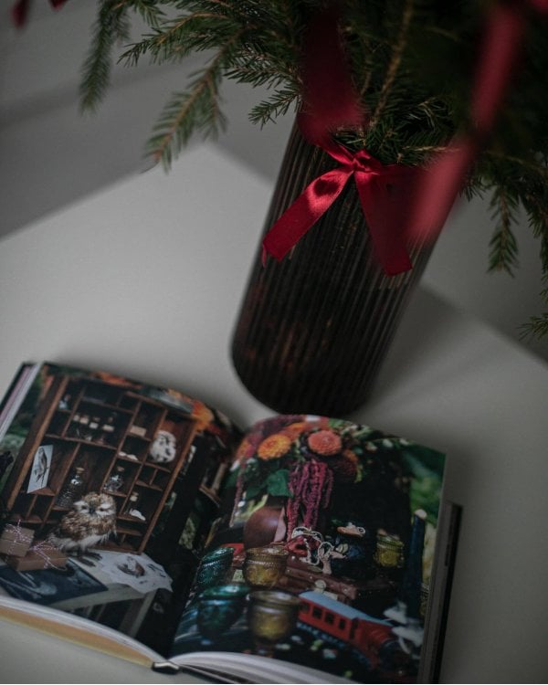 Год простых чудес. Найти опору и вдохновение в красоте повседневности (авторские стикеры внутри)