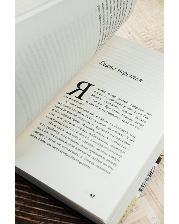 Счастливые люди читают книжки и пьют кофе