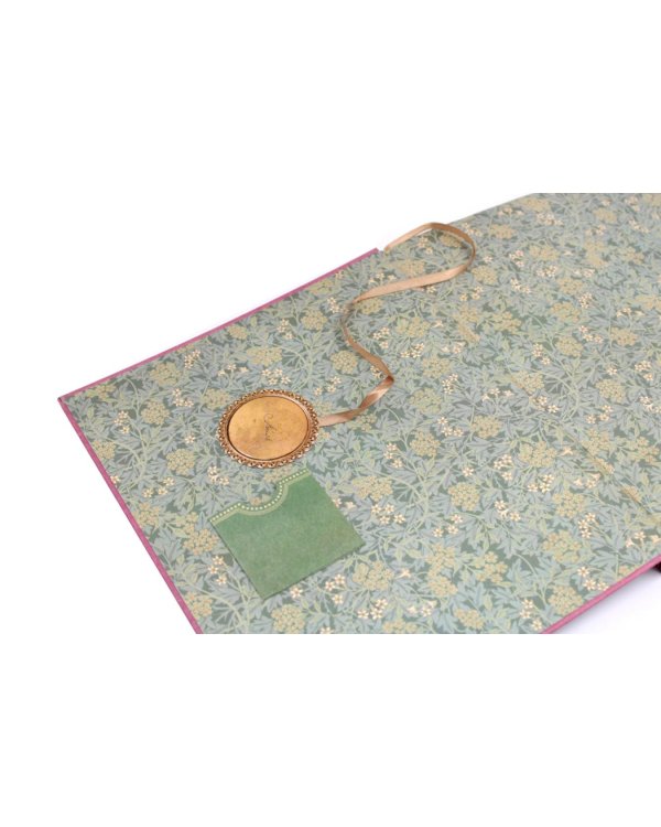 Алиса в Зазеркалье (ткан. обл., + кортон. игра, конверт, закладка с зеркальцем )