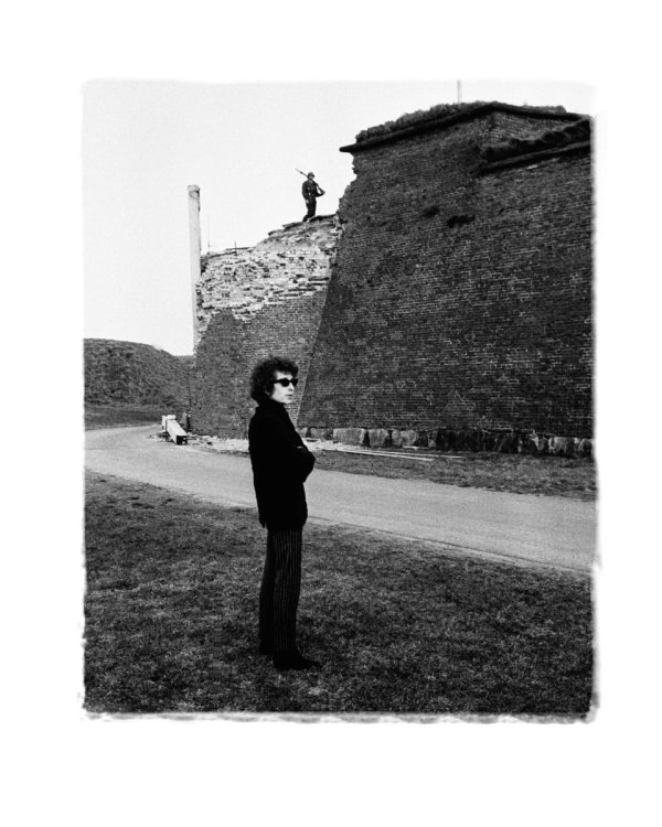 100 песен и портретов