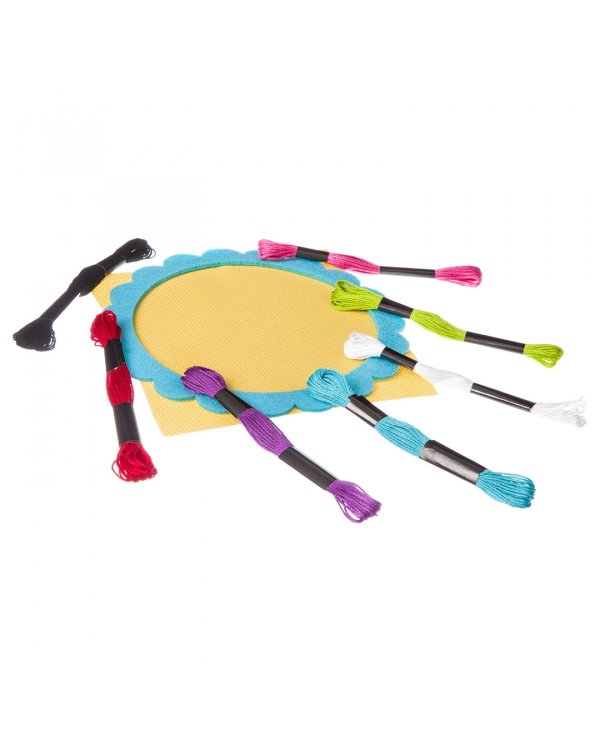 Вышивка на хлопковой канве с рамкой из фетра. Бабочка