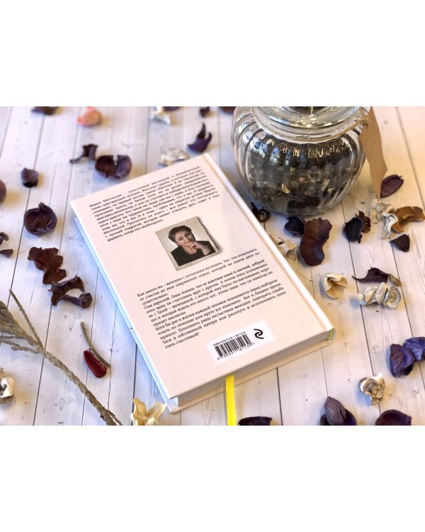 Три женщины в городском пейзаже