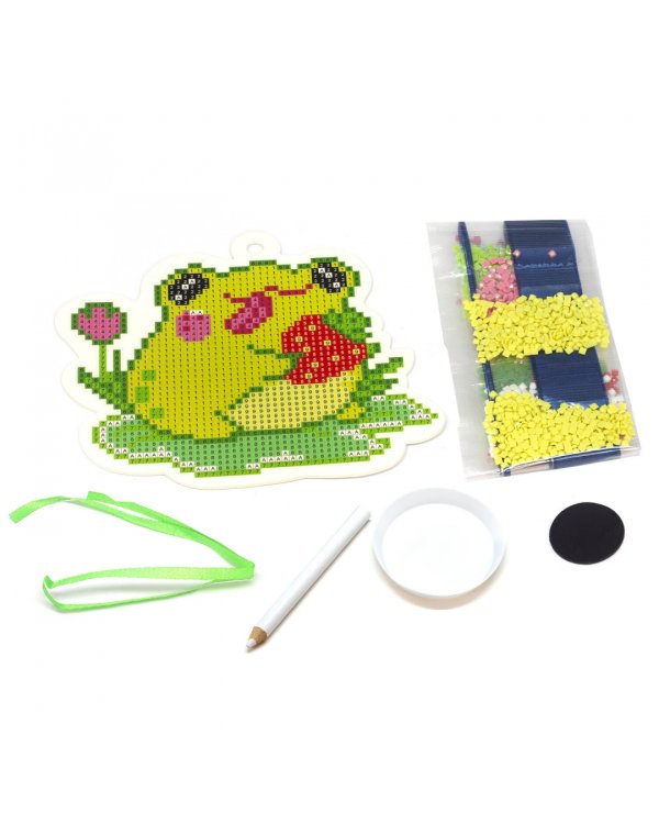 Алмазная фигурка с магнитом и ленточкой Лягушка с клубникой