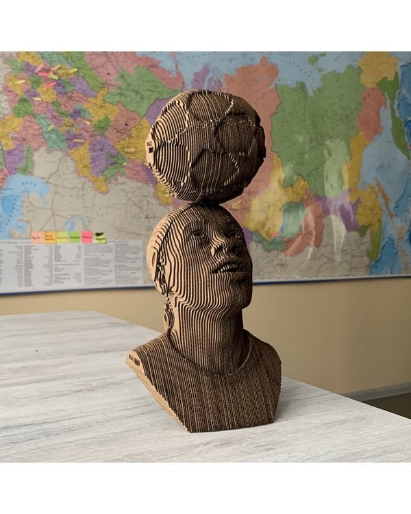 Бюст Рональдиньо с мячом