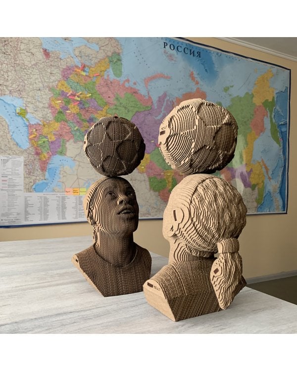 Бюст Рональдиньо с мячом