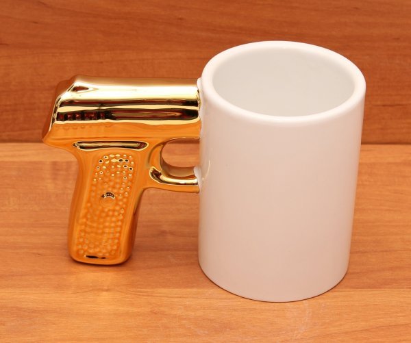 Кружка с фигурной ручкой "Золотой пистолет" 