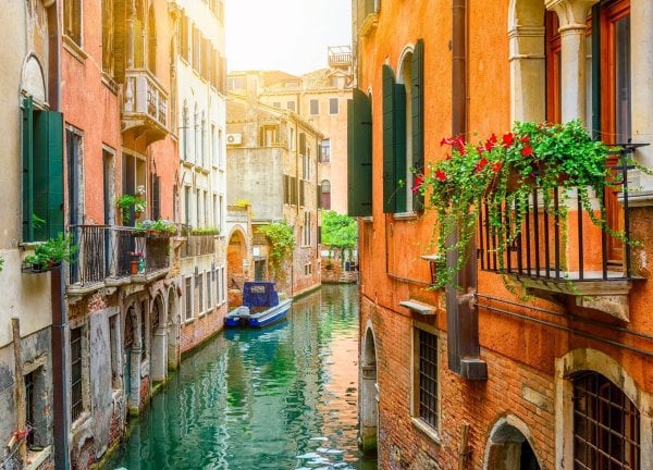 ГОРОД (Рыжий Кот) Алмаз мозаика (блест.) 30х40 см, с подр.,с полн.заполн.цв.Яркий переулок на воде.(Арт. AS34026)