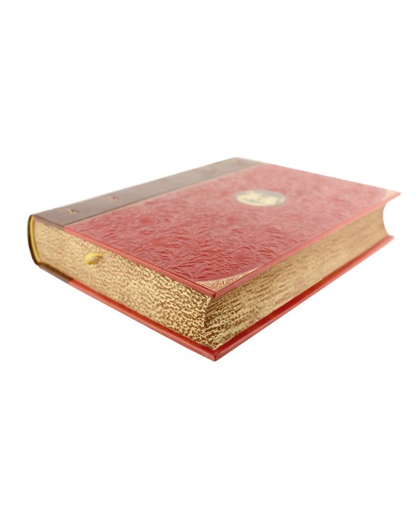 История русского военного искусства. Иллюстрированное издание в коллекционном инкрустированном переплете ручной работы с пятью видами тиснения и украшенным обрезом. Красная