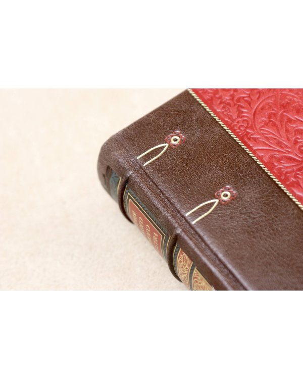 История русского военного искусства. Иллюстрированное издание в коллекционном инкрустированном переплете ручной работы с пятью видами тиснения и украшенным обрезом. Красная