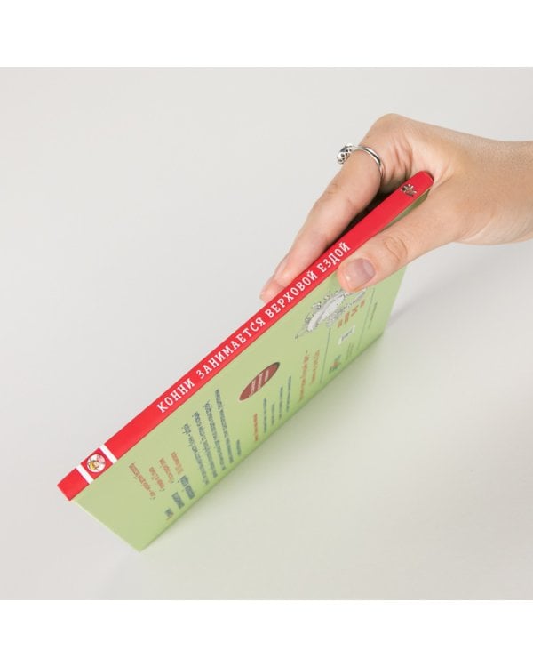 Конни занимается верховой ездой