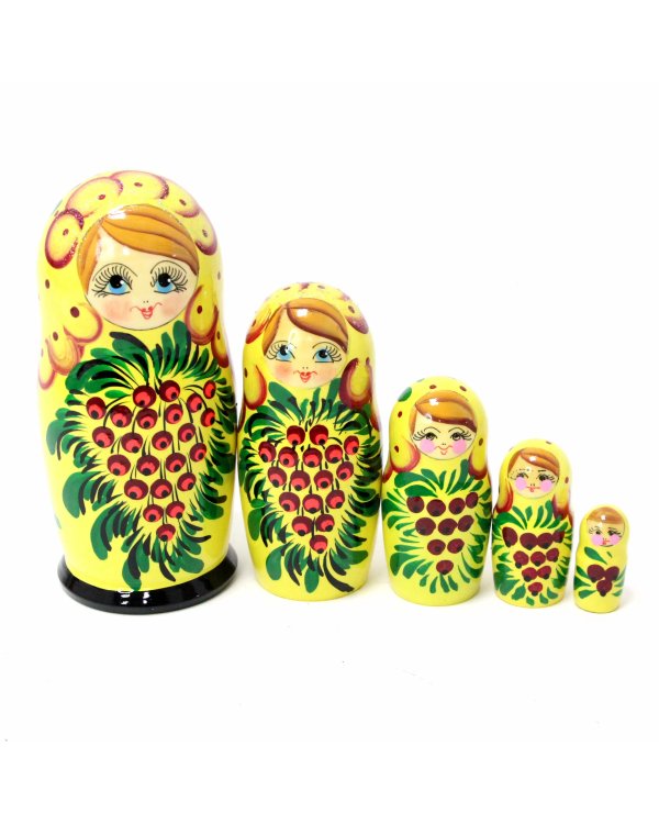 Матрешка гроздь смородины на желтом