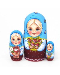 Матрешка Мила с букетом земляники (голубая, бордовая) 3м11