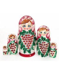 Матрешка гроздь смородины на белом