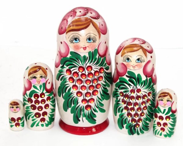 Матрешка гроздь смородины на белом