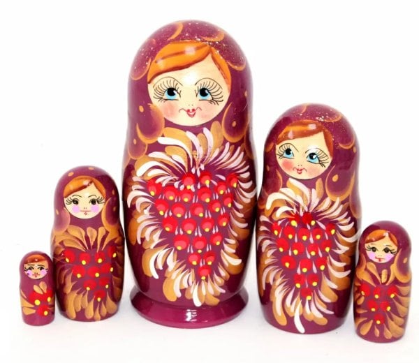 Матрешка гроздь смородины на бордовом