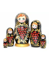 Матрешка гроздь смородины на черном