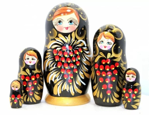 Матрешка гроздь смородины на черном
