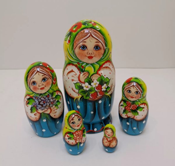 Матрешка Даша с земляникой (желто-голубая) 5м14