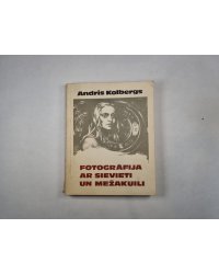 Fotogrāfija ar sievieti un mežakuili