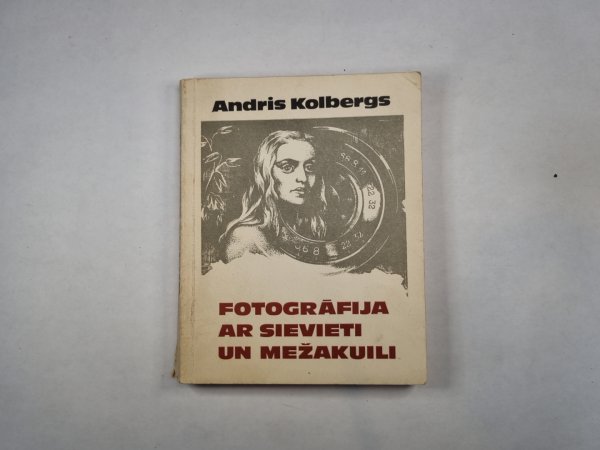 Fotogrāfija ar sievieti un mežakuili