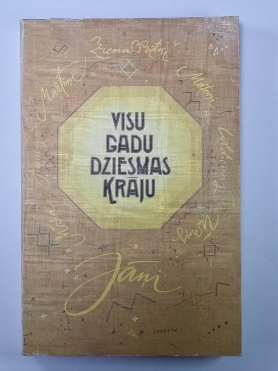 Обложка книги «Visu gadu dziesmas krāju» — Elga Melne un Mārīte Vīksne