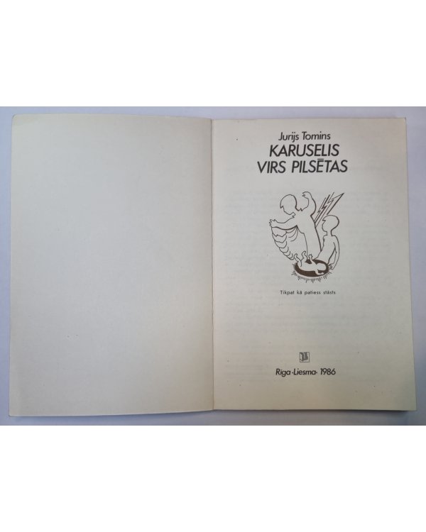 Karuselis virs pilsētas