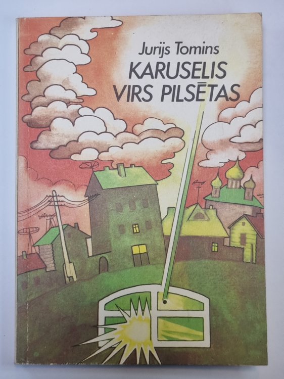 Karuselis virs pilsētas