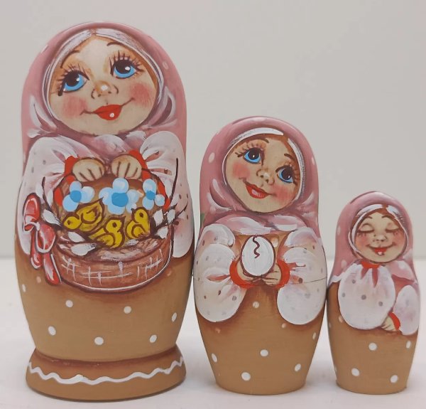 Матрешка Лиза с цыплятами розово-бежевая 3м11