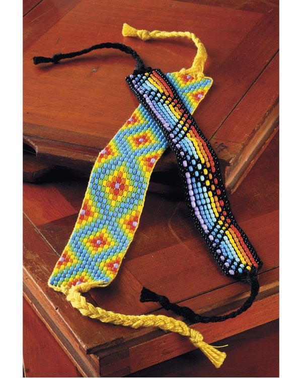 Бисер: Модные фенечки, браслетики, шармы и фигурки. Пошаговое пособие со схемами плетения