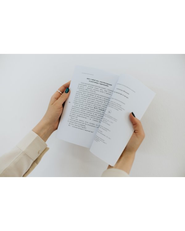 На эскалаторе в метро