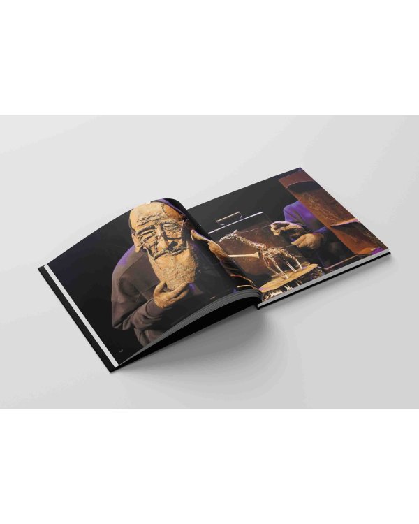 Жираф Монс. Харківська історія воєнної весни (артбук)