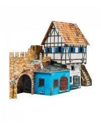 Дом у стены