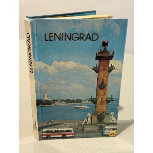 Обложка книги «Leningrad. A short guide» — Не указан