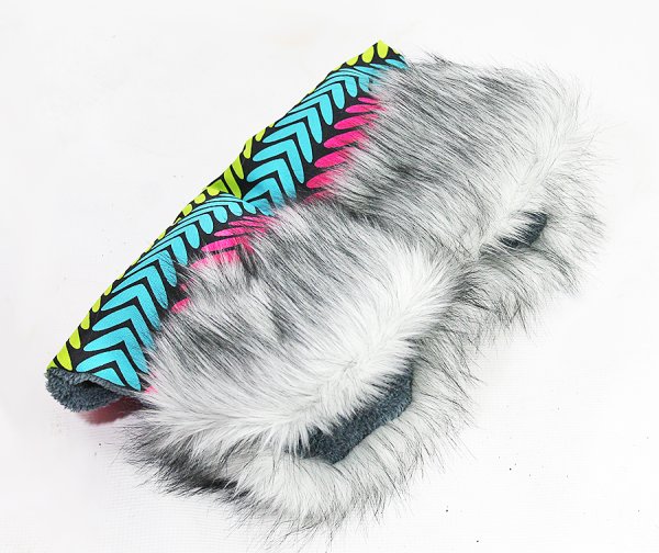Обложка книги «La bebe™ Eskimos Art. 87410 Теплая муфта для рук»