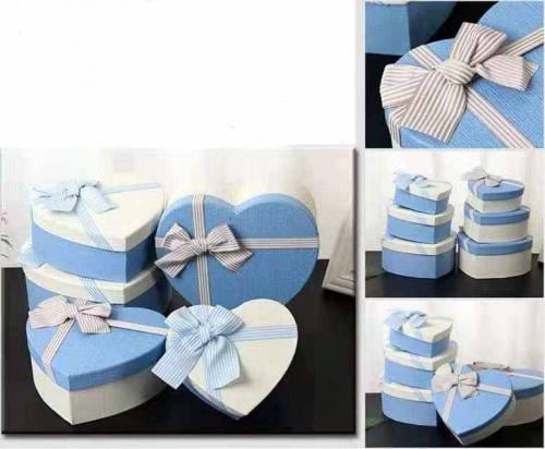 Сердце подарочной коробке с голубой полосатый лук