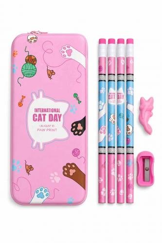Обложка книги «Penālis Cat Day ar 4 HB zīmuļiem zīmuļasināmo»