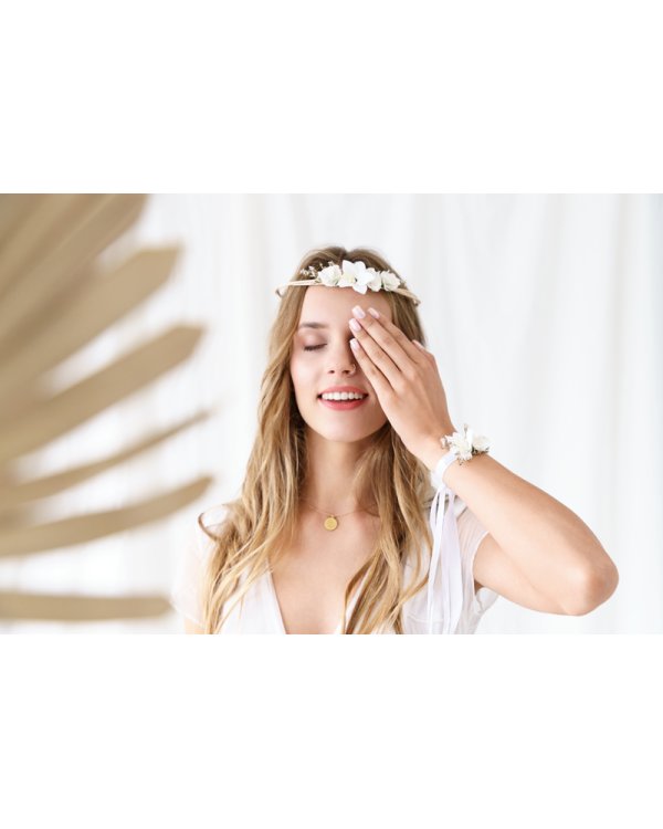 Flower wrist corsage, white